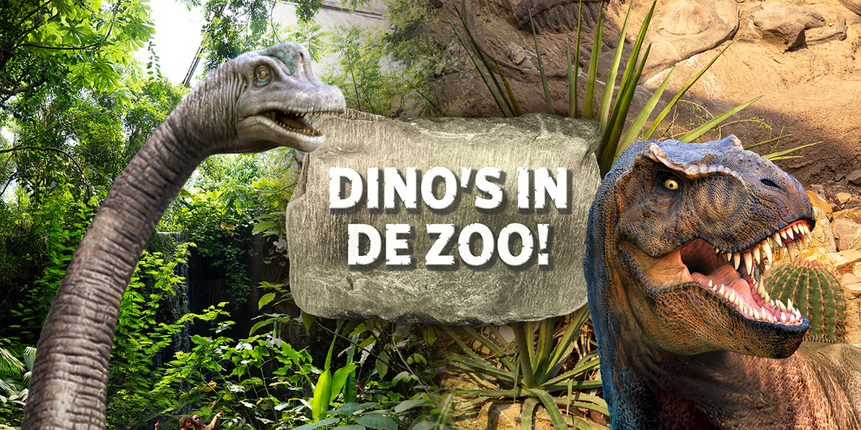 Besucher bewundern bewegliche Dinosaurier.
