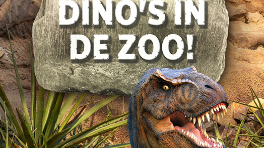 Besucher bewundern bewegliche Dinosaurier.
