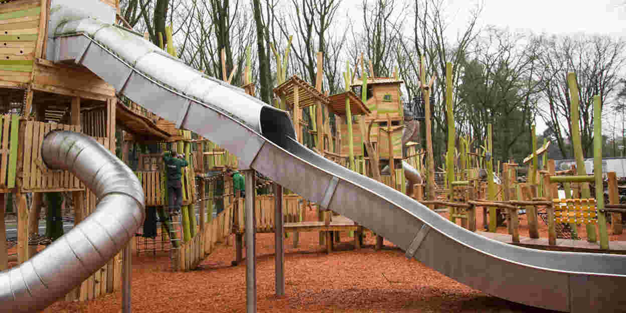 Kinder erobern neuen spielplatz