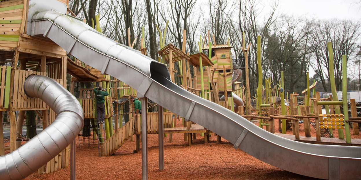 Kinder erobern neuen spielplatz